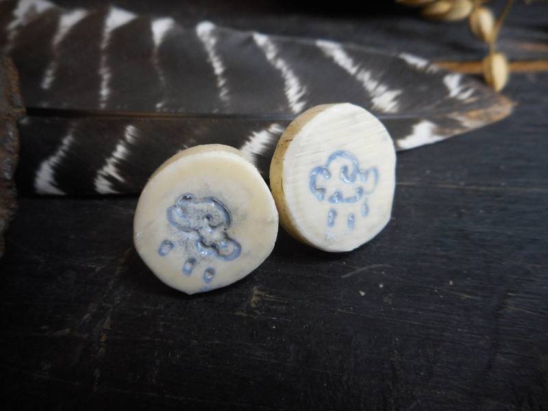 Regenwolke. Echte Hirschgeweih Ohrstecker Mit Geschnitzten & Bemalten Wolken Und Regentropfen. #2 #festlicheetsyfundstücke von Chymiera