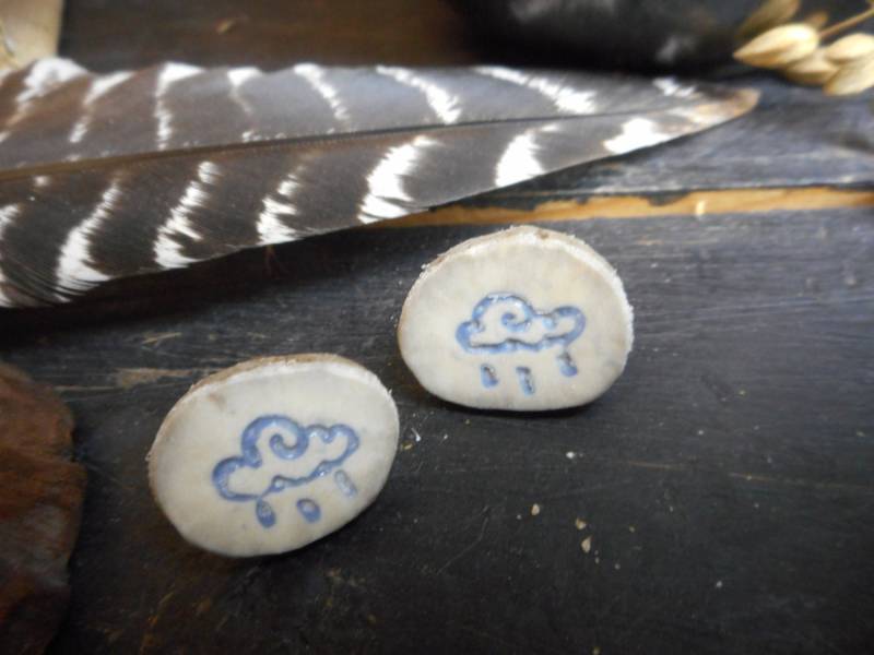 Regenwolke. Echte Hirschgeweih Ohrstecker Mit Geschnitzten & Bemalten Wolken Und Regentropfen. #3 #festlicheetsyfundstücke von Chymiera