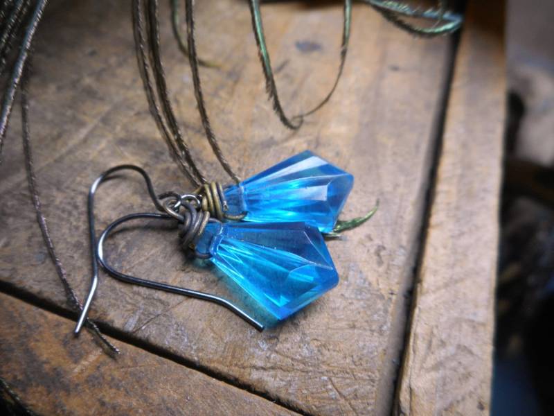 Rocky Mountain Sky Ohrringe. Lucite Tropfen Facettierte in Form #festiveetsyfinds von Chymiera