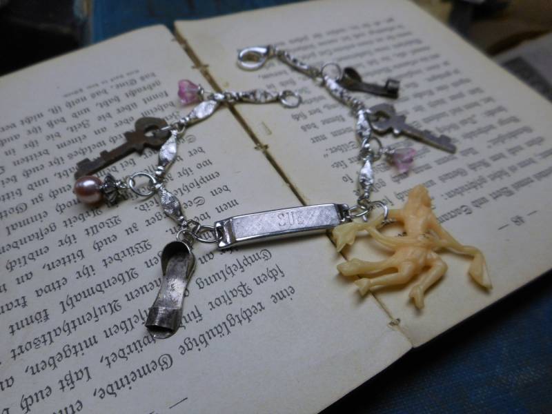 Run-Around-Sue Armband Vintage Sterling Silber Sandalen Sue Name Plate Dancing Lady Celluloid Baubles Perle Blume Schlüssel #festiveetsyfinds von Chymiera