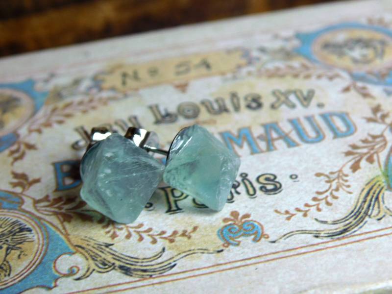 Schuss Von Absinth. Rustikale Ohrstecker Aus Fluorit-Oktaeder Und Chirurgenstahl. Mint-Sellerie-Rohsteine #festiveetsyfinds von Chymiera