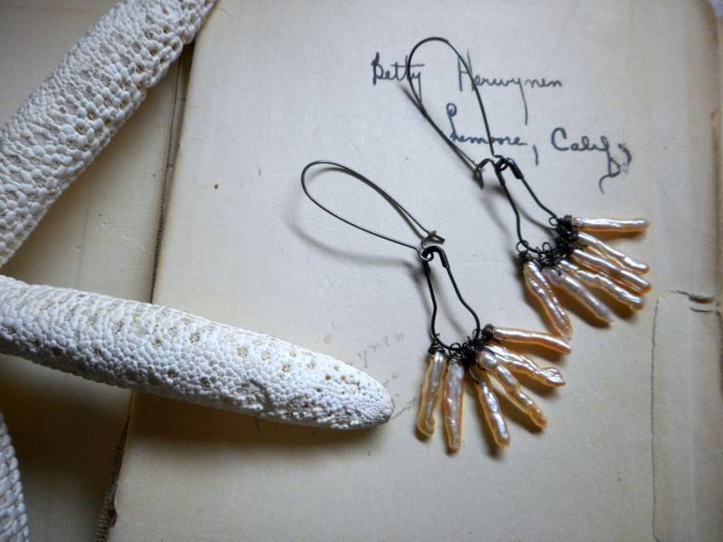 Seehein. Pfirsich Biwa Stick Perlen Ohrringe. Weiches Grunge. Geschwärztes Metall. Korrekt & Trotzig. Sea Witch Fransen Ohrringe #festiveetsyfinds von Chymiera