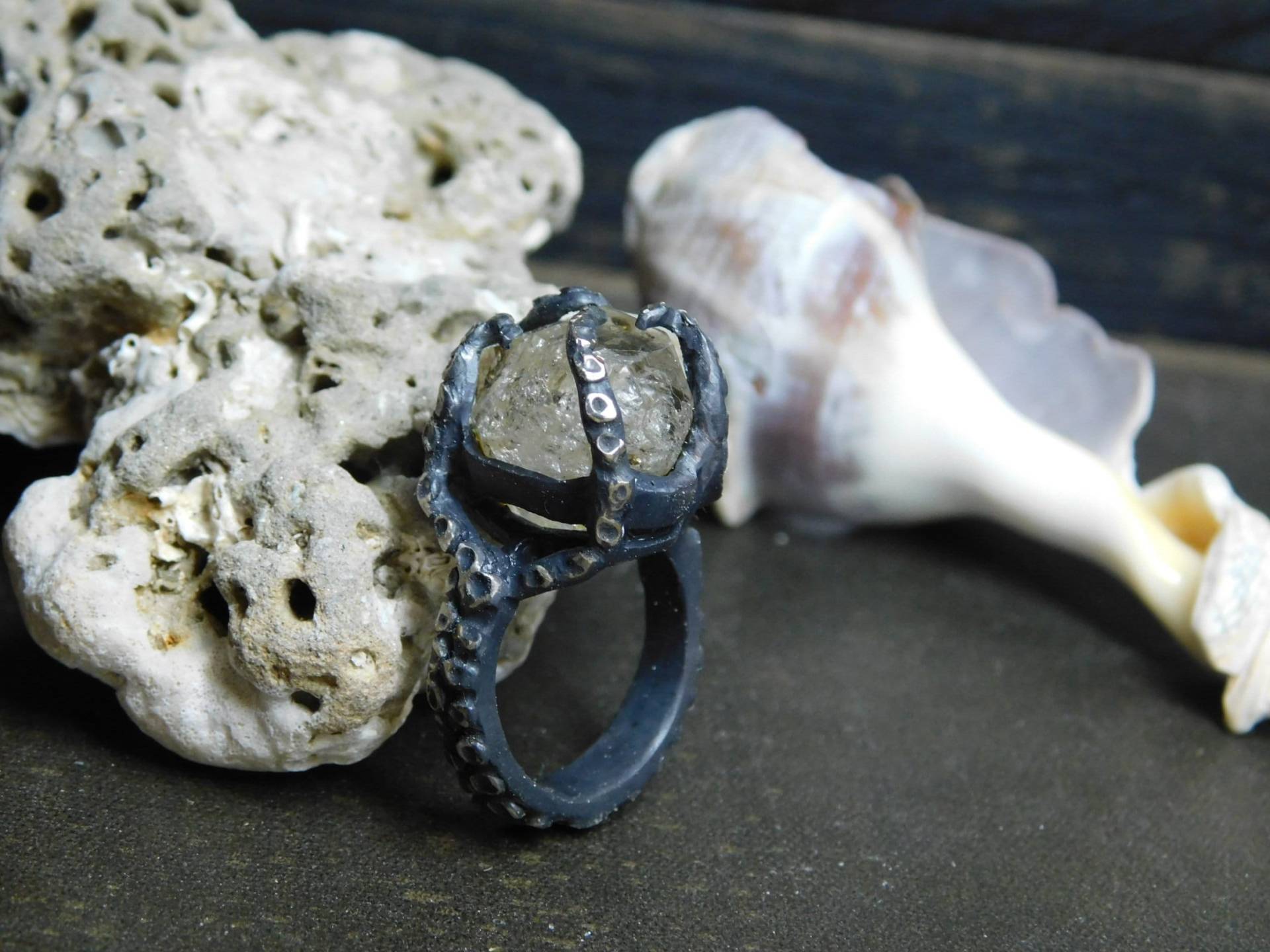 Seele Der Wassernymphe. Phantom Herkimer Diamant Rohstein Naturstein & Oxidiertes Sterlingsilber Oktopus Tentakel Tintenfisch Ring Größe 5 von Chymiera