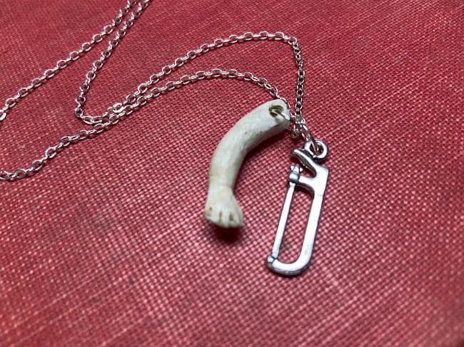 Severed. Bisque-Porzellan-Puppenarm & Hackensäge-Halskette. Schaurig Seltsam Makaber Schmuck #festiveetsyfinds von Chymiera