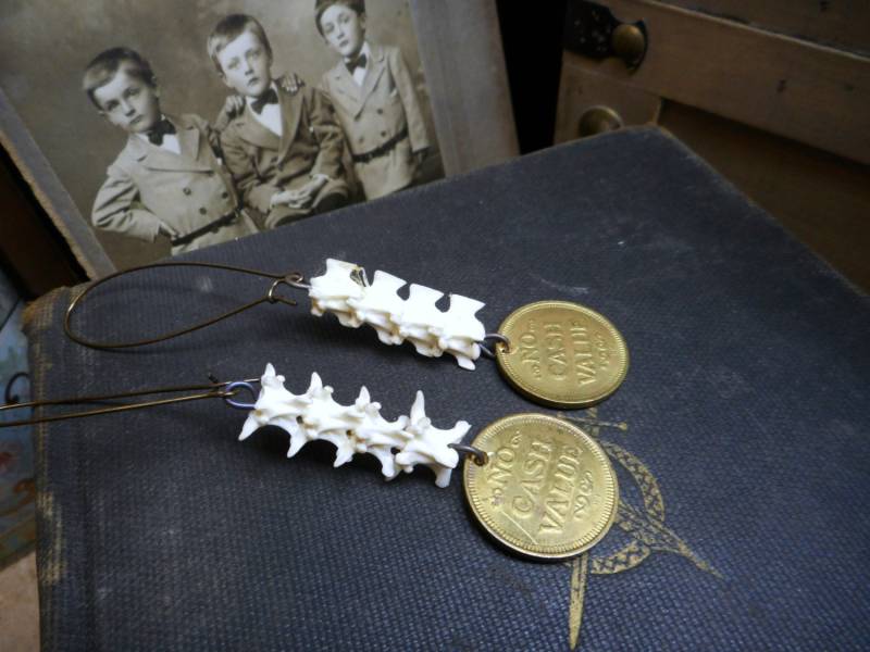 Side Show Freak, Der Schlangenmann. Echte Schlangenwirbel Und Vintage Spielstein Neugierige Ohrringe. Schräge Karnevalsschlangen-Samen Gruselig von Chymiera