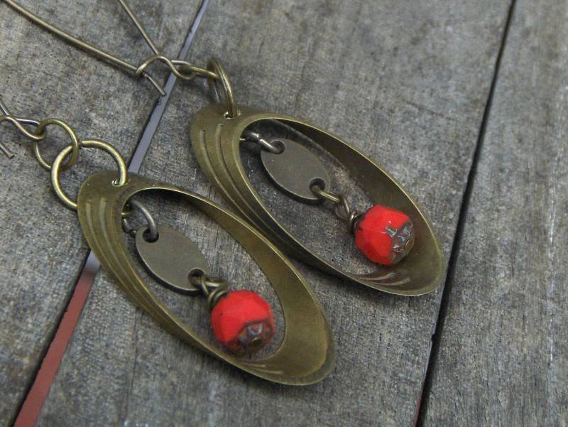 Solara. Vintage Messing Oval Creolen Und Picasso Glas Renaissance Perlen Ohrringe von Chymiera