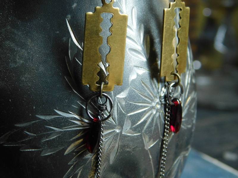 Spitze . Rustikale Messing-Rasierklinge Und Blutrote Glas-Ohrringe #festiveetsyfinds von Chymiera