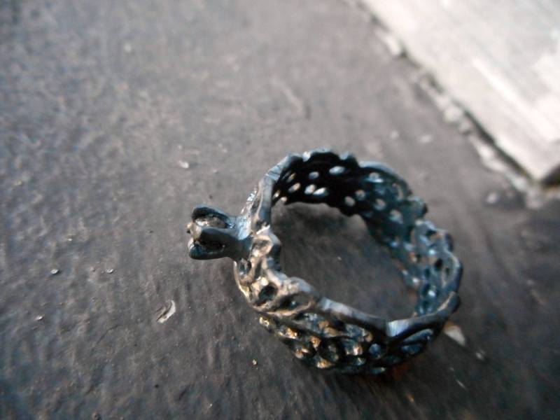 Spitze Der Schwarzen Witwe. Schwarzer Roher Rohstein Diamant & Oxidierter Dunkler Sterlingsilber Guß Gothic Verlobungsring Made To Order in Ihrer von Chymiera