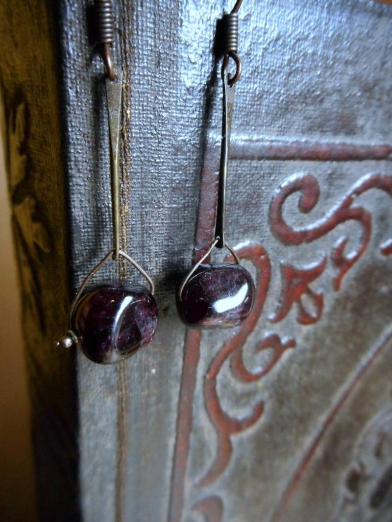 Sticks & Stones Getrommelte Rote Granat Ohrringe. Tiefes Dunkles Kirschrot. Vampirblut. Antikisierte Messingstange. Gotisch Viktorianisch von Chymiera