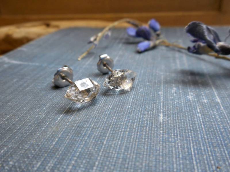 Süße Zierliche Diamant Minen. Herkimer Diamanten Und Chirurgenstahl Ohrstecker. Handgemacht Von Chymiera. Kollektion Stone Temples von Chymiera