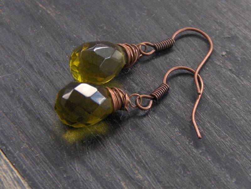 The Eyes Of Argus Olivenquarz Ohrringe. Antiker Kupferdraht. Rustikale Schlichte Ohrhänger. Olivine Peridot August Geburtsstein Ohrringe von Chymiera