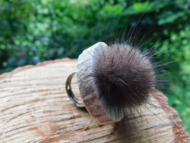 The Forest Rogue Geweihring .zobelbrauner Nerzpelzball Und Elchgeweihscheibenring. ▹♥ von Chymiera