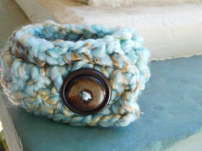 The Riverbank Boho Häkelarmband Mit Echtem Holzknopf. Türkis Boucle Garn. Armband. Knopf #festlicheetsyfundstücke von Chymiera