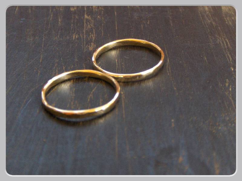 Trauringe Aus Solidem Gold 14 K 1, 8 Mm Für Sie Und Ihn Passende 14K Bands. Rustikal Gehämmert, Glatt Flach, Gerundet. Auf Echten Hochzeiten Zu Sehen von Chymiera