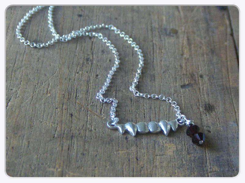 Vamp Biss. Sterling Silber Vampir Fangzahn-Halloween-Halskette. Rote Blutstropfen. Zähne. Chymiera von Chymiera