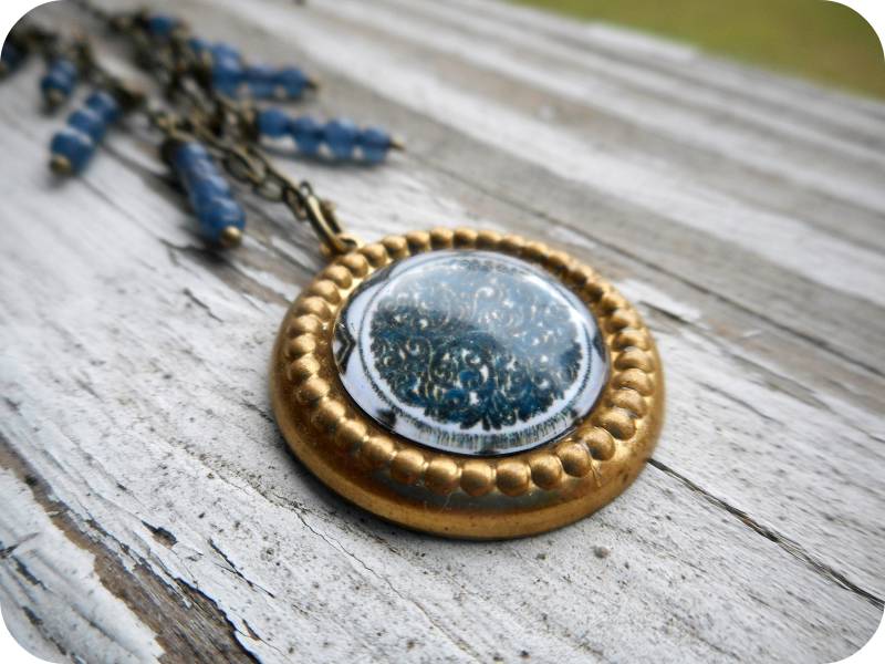 Vergissmeinnicht. Blauer Saphir Fransen & Blaue Blume Gewölbter Messing Anhänger Halskette #festiveetsyfinds von Chymiera