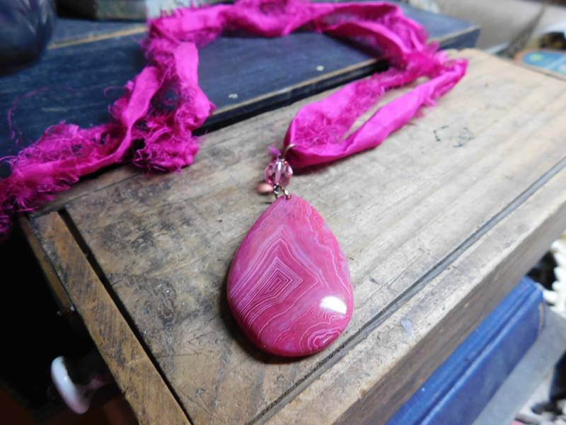 Verwandlung. "Quarz Anhänger "Fingerabdruck" Stone." Gebänderter Roter Quarz Tropfen & Fuchsia Pinke Vintage Sari Seide Halskette. Eichel von Chymiera
