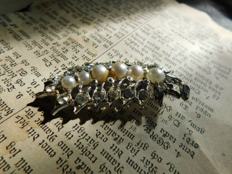 Vintage Silberton, Kunstperle & Strass Brosche. Lorbeerblatt-Pin #festiveetsyfinds Vintage Silberton, Kunstperle & Strass Brosche. Lorbeerblatt-Pin #festiveetsyfinds von Chymiera