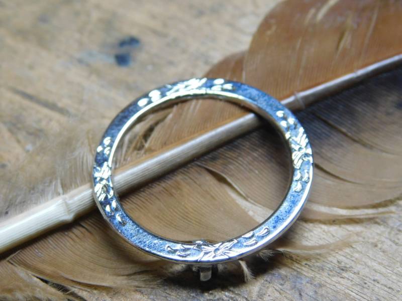 Vintage Sterling Silber Blumenkranz Pin Kreis Brosche Vintage Sterling Silber Blumenkranz Pin Kreis Brosche von Chymiera