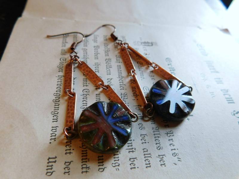 Wasserrad. Kobalt Blau & Rost Rot Boho Geschnitzte Glas Münze Perle Und Gehämmert Kupfer "Seehaut" Ohrringe. #festlicheetsyfundstücke von Chymiera