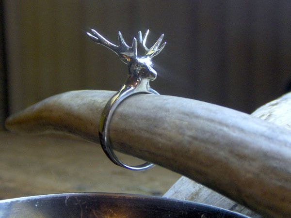 Weisser Hirsch Handgemachter Sterling Silber Buck Geweih Reh Ring Großes Geschenk Für Den Vatertag. "Jäger Dad Deer "Geweih" Rack Statement Ring." von Chymiera
