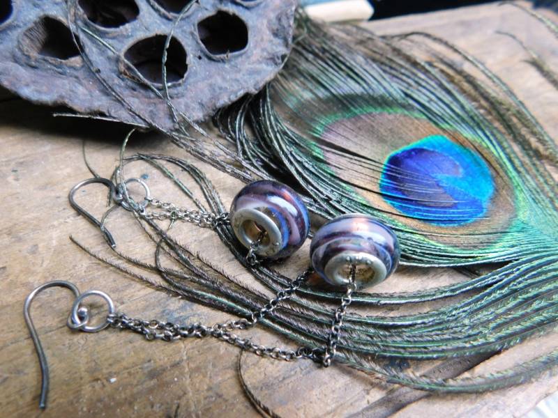 Wilde Orchidee Ohrringe. Großloch Lila Glas Swirl Perlen & Oxidierte Sterling Silber Trapez #festlicheetsyfundstücke von Chymiera