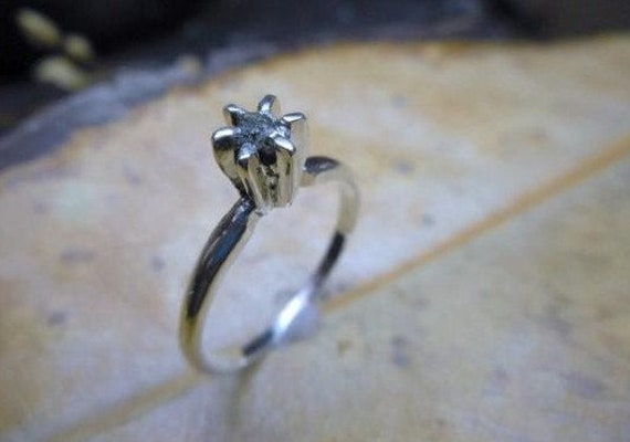 Zephyr Sky .25Ct Rohdiamant Solitär Verlobungsring Sterling Silber Silber-Grau Ungeschliffener Ring Größe 6, 5 #festiveetsyfinds von Chymiera