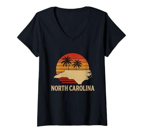 Damen Karte des Bundesstaates North Carolina auf Retro-Palmen-Grafik mit Sonnenuntergang T-Shirt mit V-Ausschnitt Damen Karte des Bundesstaates North Carolina auf Retro-Palmen-Grafik mit Sonnenuntergang T-Shirt mit V-Ausschnitt von CiLo CoLi