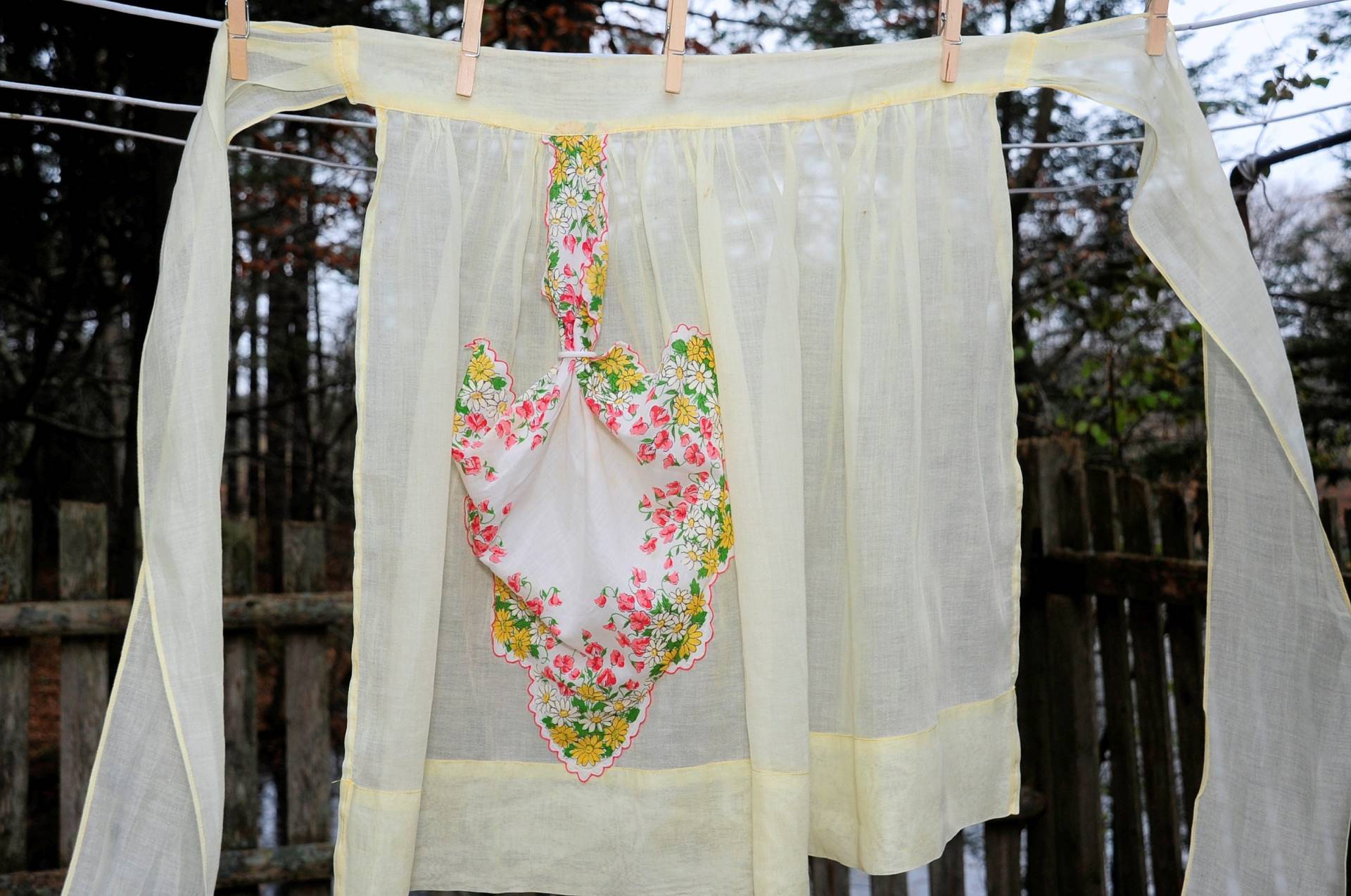 Vintage 50Er 60Er Jahre/Gelbe Illusion Halbe Hostess Schürze Große Florale Taschentuchtasche Vintage 50Er 60Er Jahre/Gelbe Illusion Halbe Hostess Schürze Große Florale Taschentuchtasche von CicelysCloset