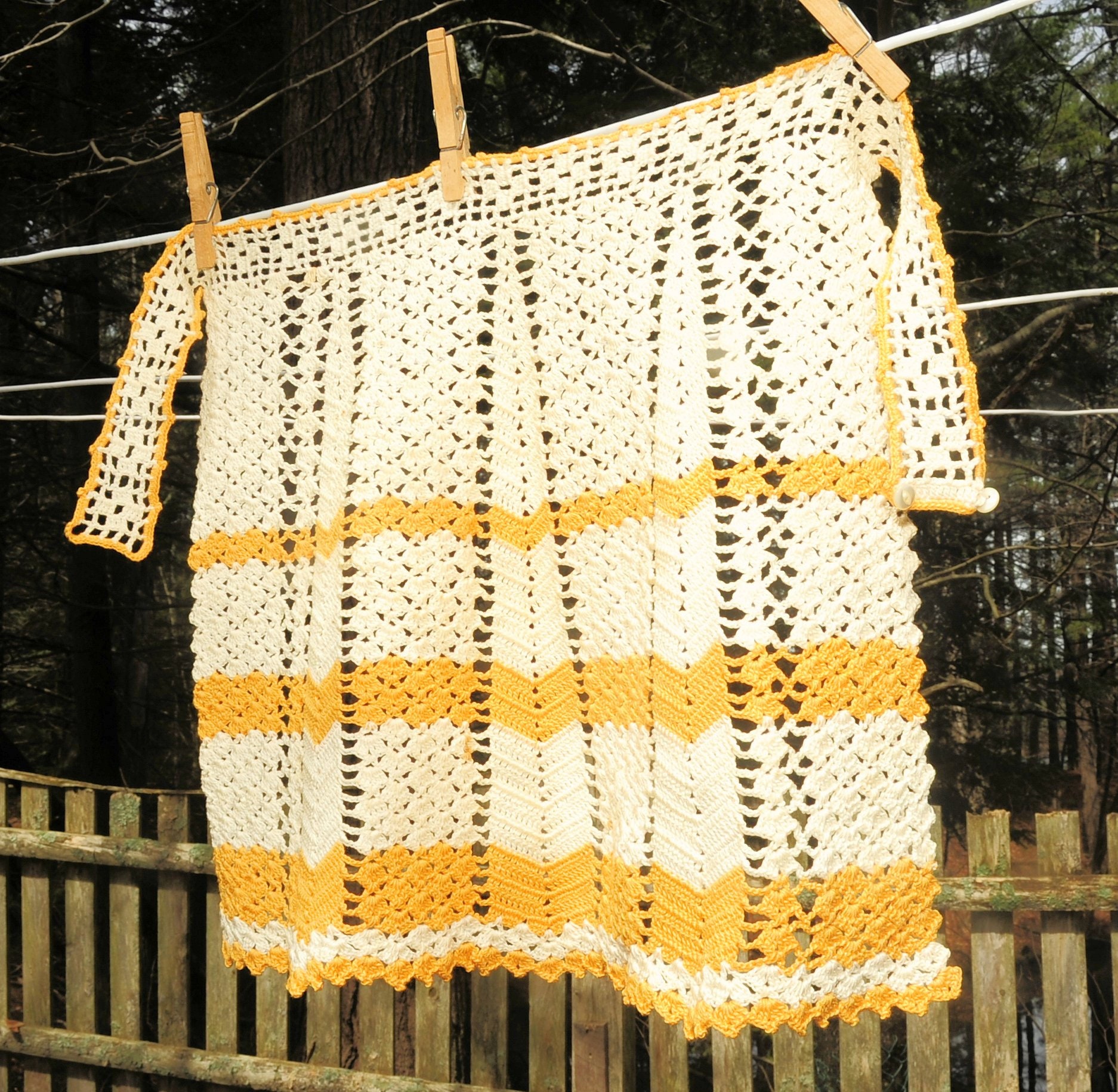 Vintage 50Er 60Er Jahre/Halbe Hostess Schürze, Gehäkelt, Elfenbein & Orange Mit Bindebändern von CicelysCloset