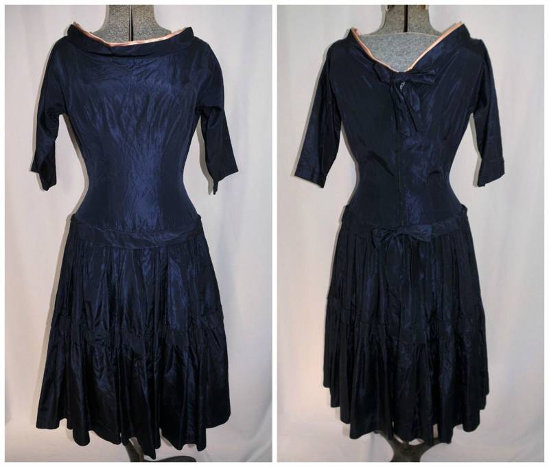 Vintage 50Er Jahre Marineblaues Satin Fit-Flare Cocktailkleid/Mit Pfirsich Akzenten Größe Klein Selbst Petticoat von CicelysCloset