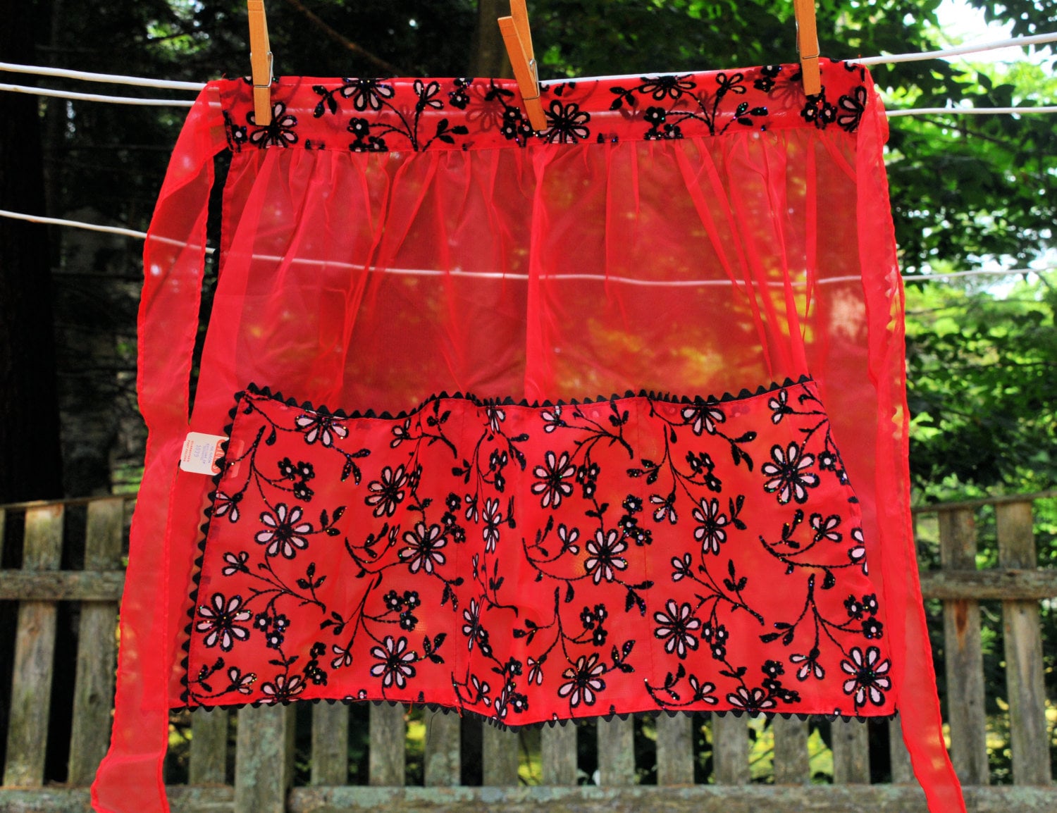 Vtg 1950's Red Floral Illusion Hostess Schürze/Florale Akzente Urlaubsrot Deadstock Mit Tags von CicelysCloset