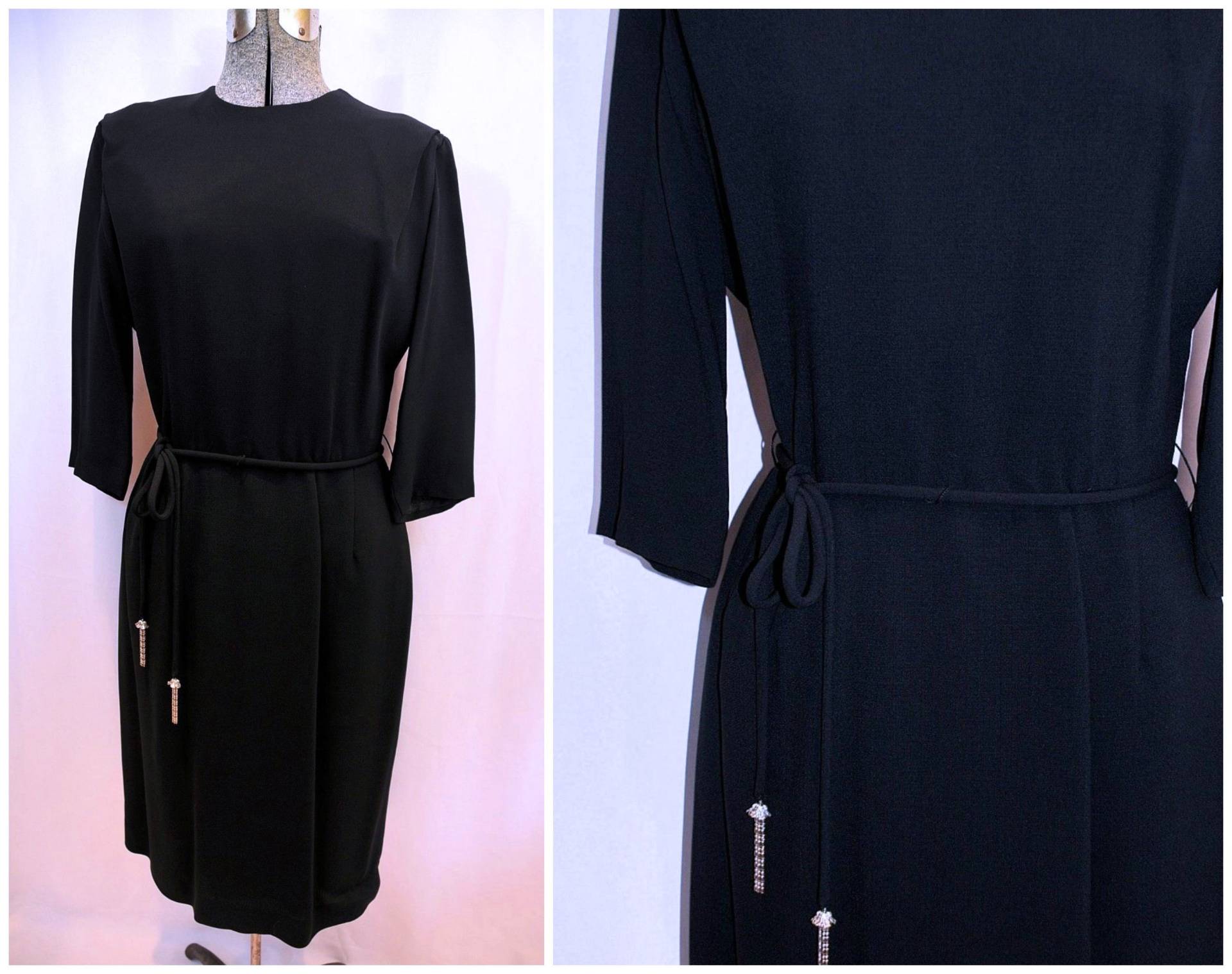 Vtg 1960 Es Black Day Abendkleid, Rayon Crepe/Größe Med-Large, Gefüttert Mit Metallreißverschluss Ilgwu Label, Selbstgürtel, Kettendetail Vtg 1960 Es Black Day Abendkleid, Rayon Crepe/Größe Med-Large, Gefüttert Mit Metallreißverschluss Ilgwu Label, Selbstgürtel, Kettendetail von CicelysCloset