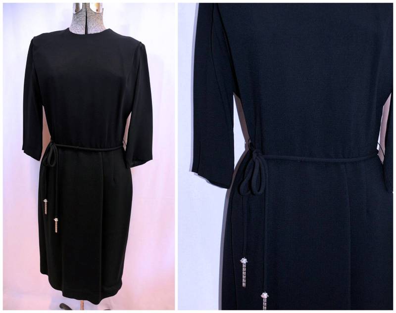 Vtg 1960 Es Black Day Abendkleid, Rayon Crepe/Größe Med-Large, Gefüttert Mit Metallreißverschluss Ilgwu Label, Selbstgürtel, Kettendetail Vtg 1960 Es Black Day Abendkleid, Rayon Crepe/Größe Med-Large, Gefüttert Mit Metallreißverschluss Ilgwu Label, Selbstgürtel, Kettendetail von CicelysCloset
