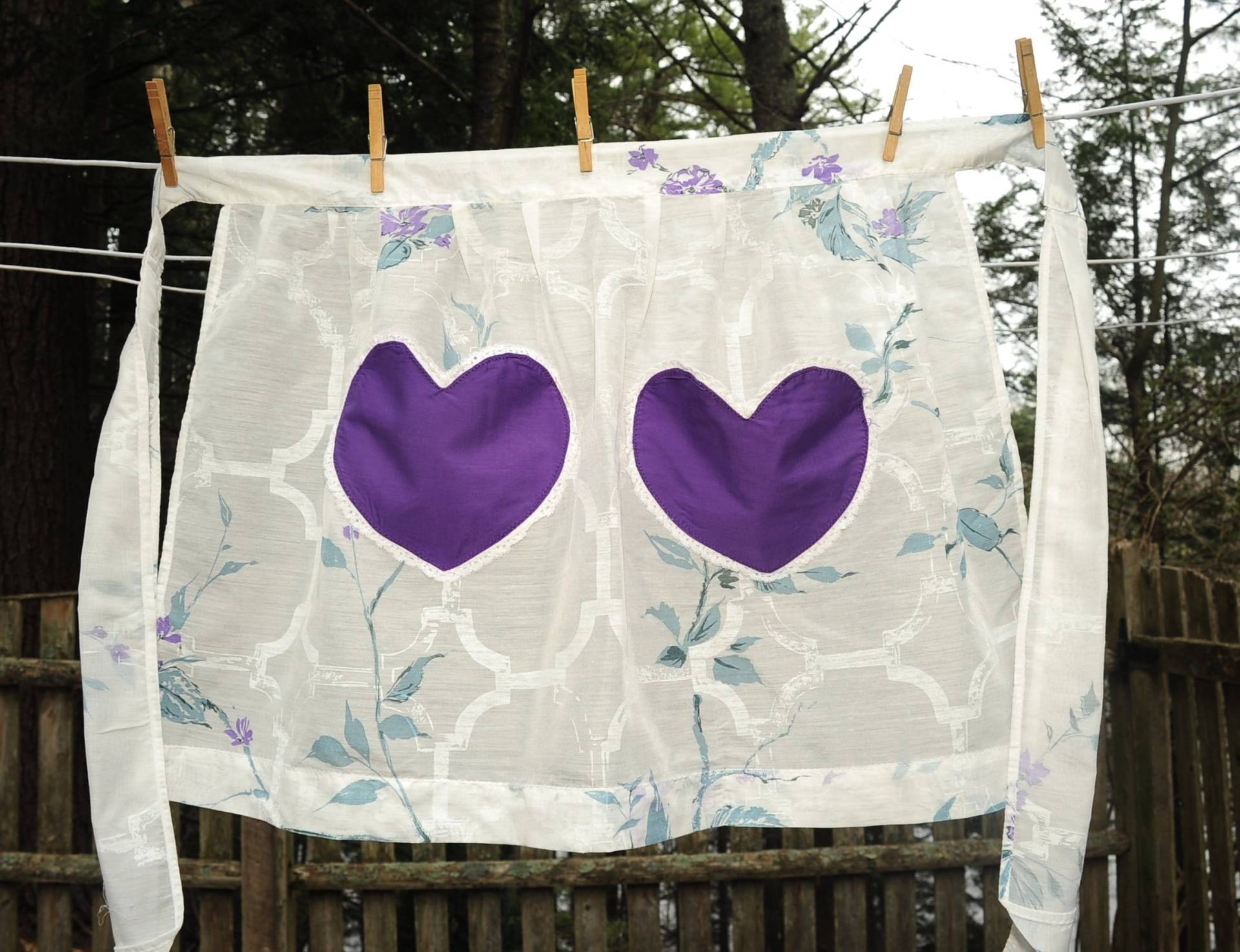 Vtg 50's/Lila Herz Taschen Illusion Cocktailschürze Schürze Blumen & Weißer Zaun Hintergrund von CicelysCloset