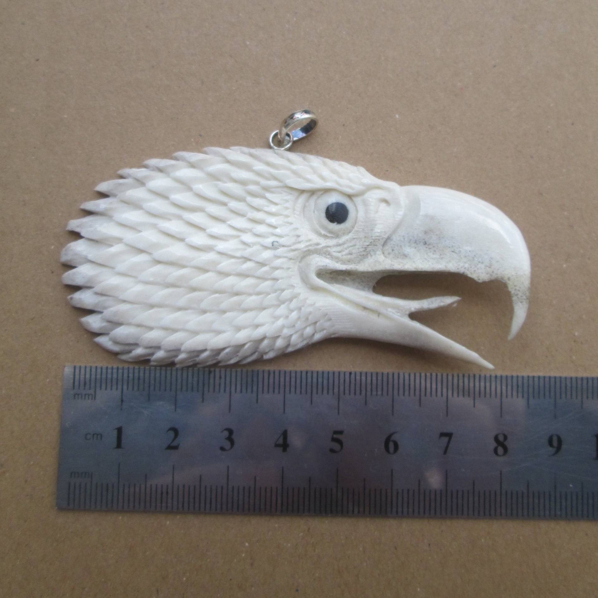 Adlerkopf Geschnitzter Geweih Anhänger, Hirsch Horn Bali Knochen Schnitzerei Mit Sterling Silber Öse Pd051 von CicotaCraft
