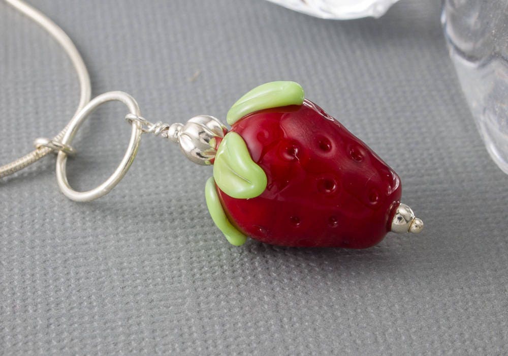 Lampwork Erdbeer-Halskette Lampwork Erdbeer-Halskette von CielCreations