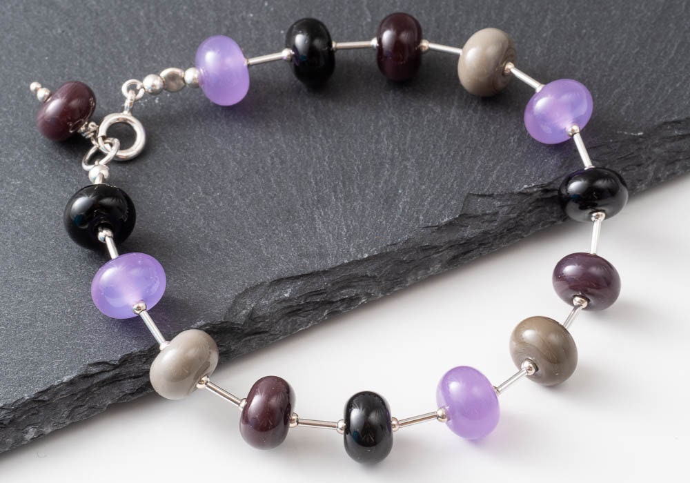 Lila-Silbernes Lampwork Armband Lila-Silbernes Lampwork Armband von CielCreations