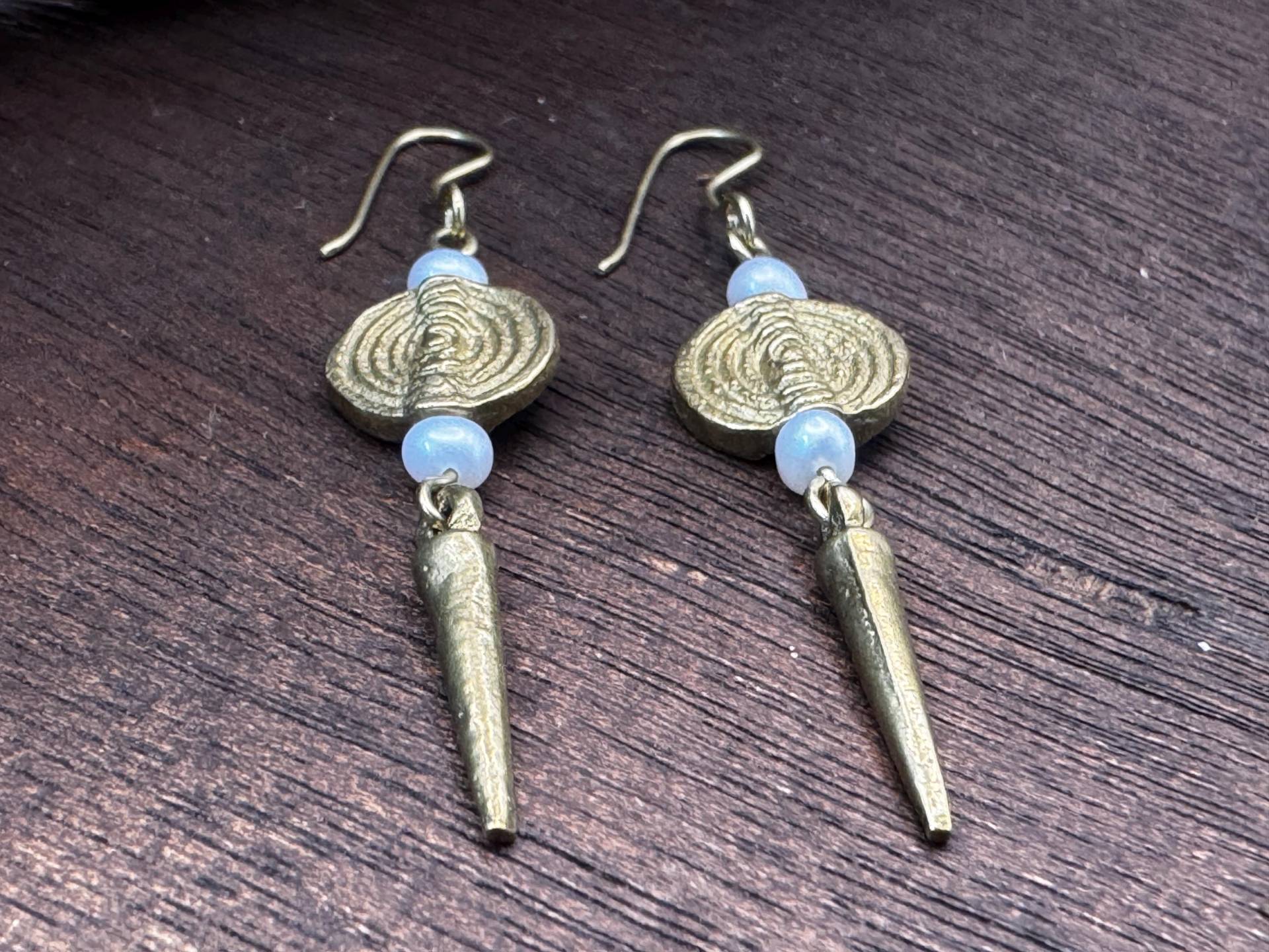 Zierliche Goldfarbene Ohrringe Mit Perle, Boho Klein, Perlen Ohrringe von CiioBerlin