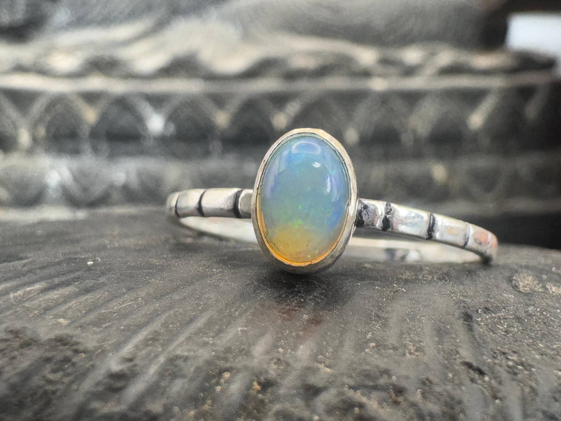Zierlicher Opalring, Cabochon Opal 925 Silberring von CiioBerlin