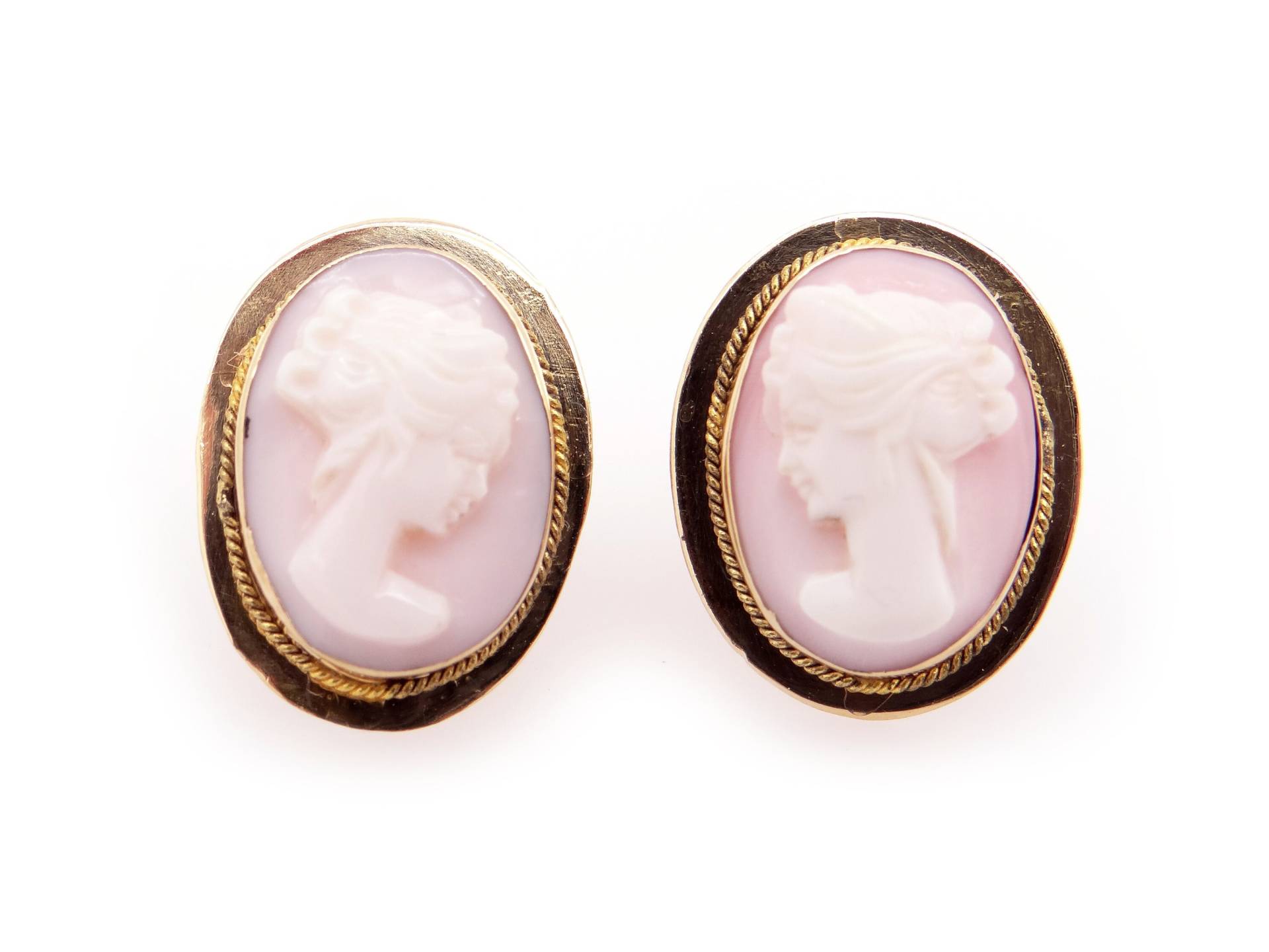 Art-Deco-Ära 14 K Gelbgold Geschnitzt Koralle Stein Cameo Frau Portrait Button Ohrstecker von CileoneJewelers