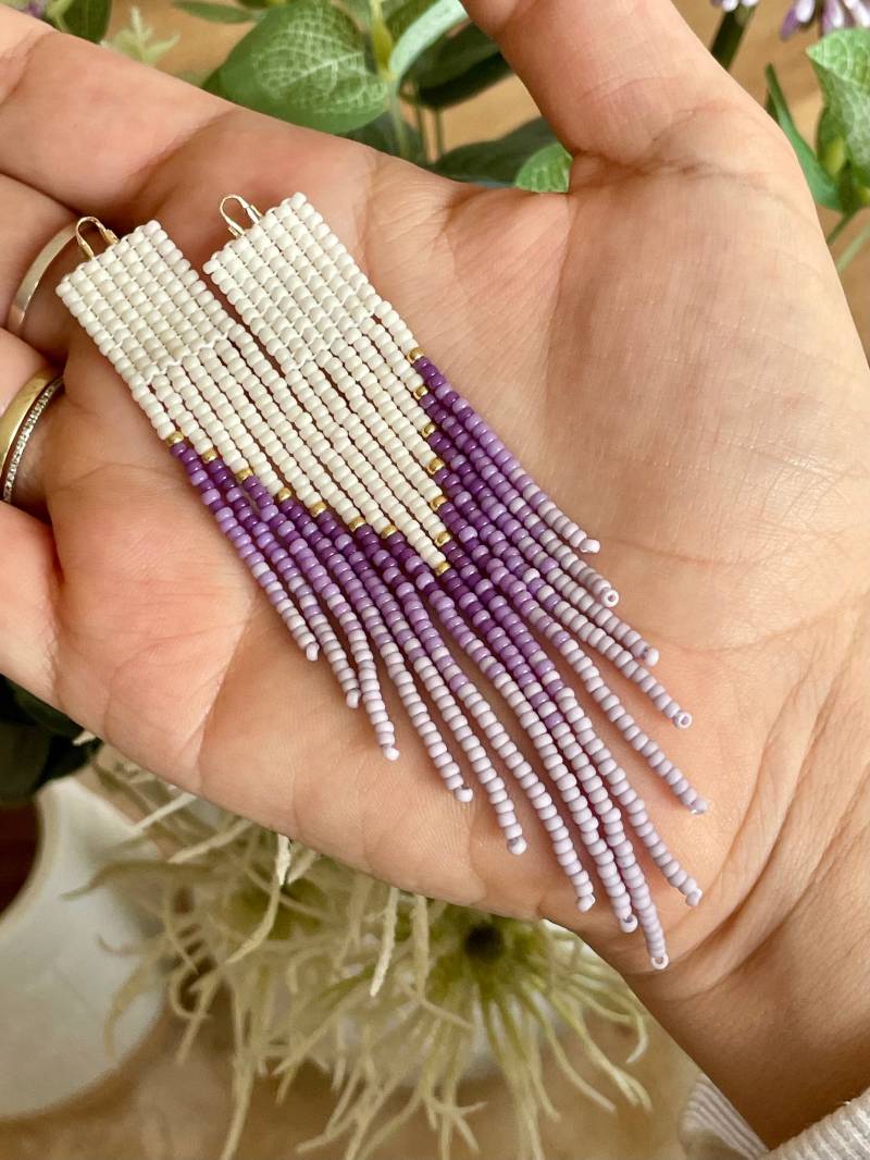 Frühlingshafte Ombré Fransen Aus Samenperlen An Goldfilled Ohrhaken Lila/ Weiss/ Glasperlen von Ciliabeads