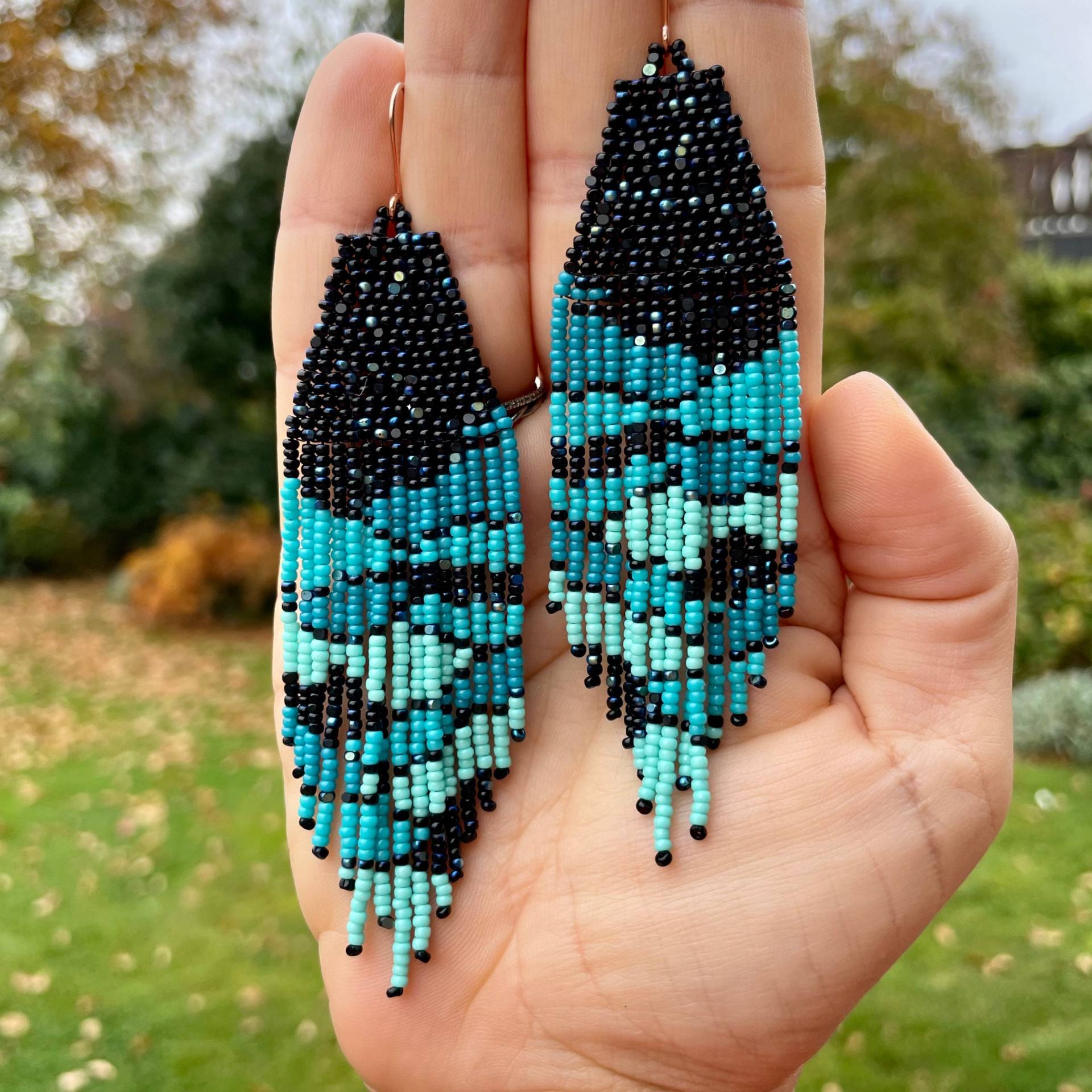 Funkelnde Aufwendig Gewebte Fransenohrringe Aus Blauen Saatperlen/ Perlenohrringe/ Glasperlen Unikat Funkelnde Aufwendig Gewebte Fransenohrringe Aus Blauen Saatperlen/ Perlenohrringe/ Glasperlen Unikat von Ciliabeads