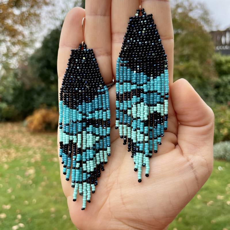 Funkelnde Aufwendig Gewebte Fransenohrringe Aus Blauen Saatperlen/ Perlenohrringe/ Glasperlen Unikat Funkelnde Aufwendig Gewebte Fransenohrringe Aus Blauen Saatperlen/ Perlenohrringe/ Glasperlen Unikat von Ciliabeads