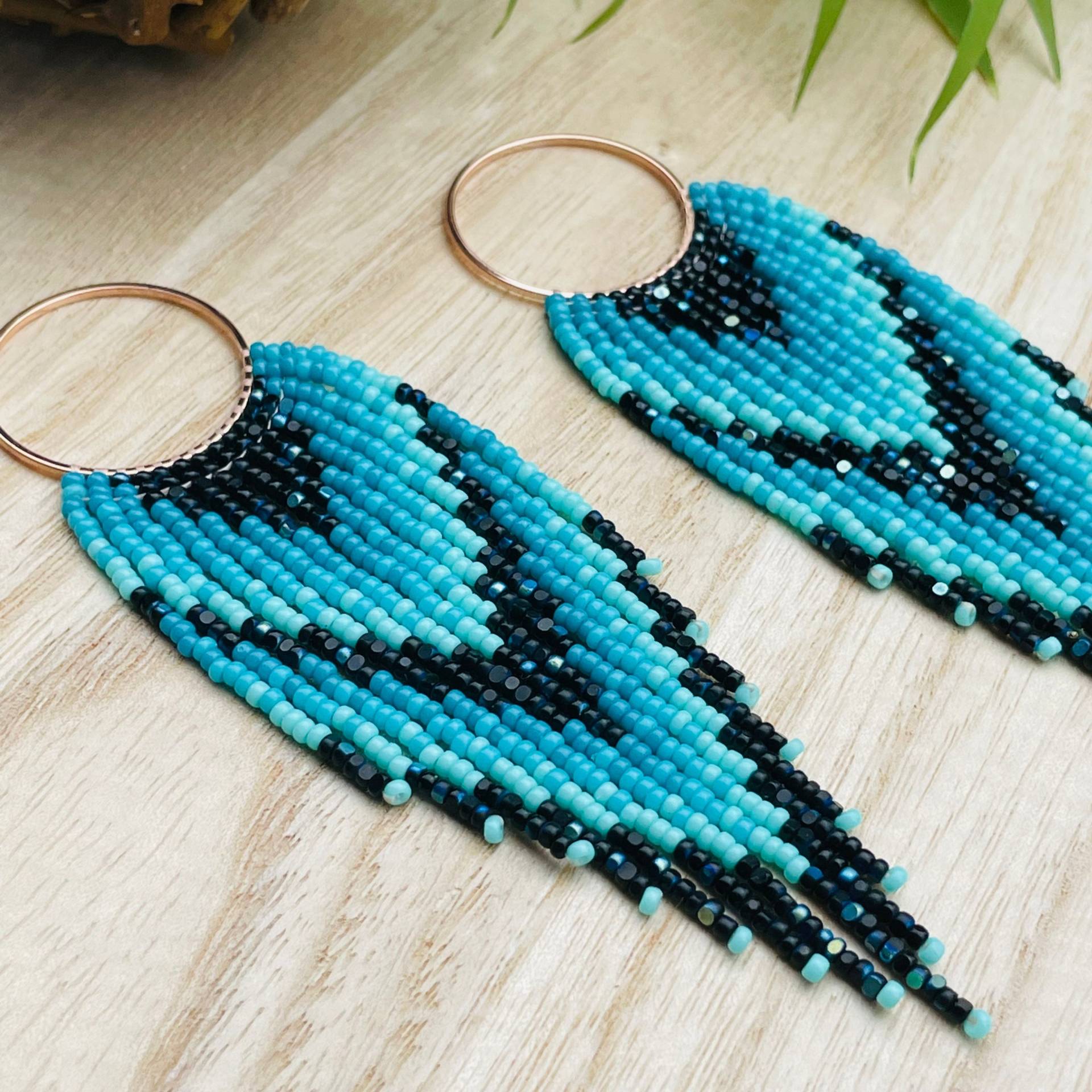 Funkelnde Fransenohrringe Im Ombre Farbverlauf Aus Blauen Saatperlen Funkelnde Fransenohrringe Im Ombre Farbverlauf Aus Blauen Saatperlen von Ciliabeads