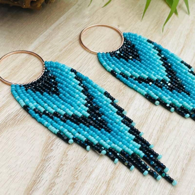 Funkelnde Fransenohrringe Im Ombre Farbverlauf Aus Blauen Saatperlen Funkelnde Fransenohrringe Im Ombre Farbverlauf Aus Blauen Saatperlen von Ciliabeads