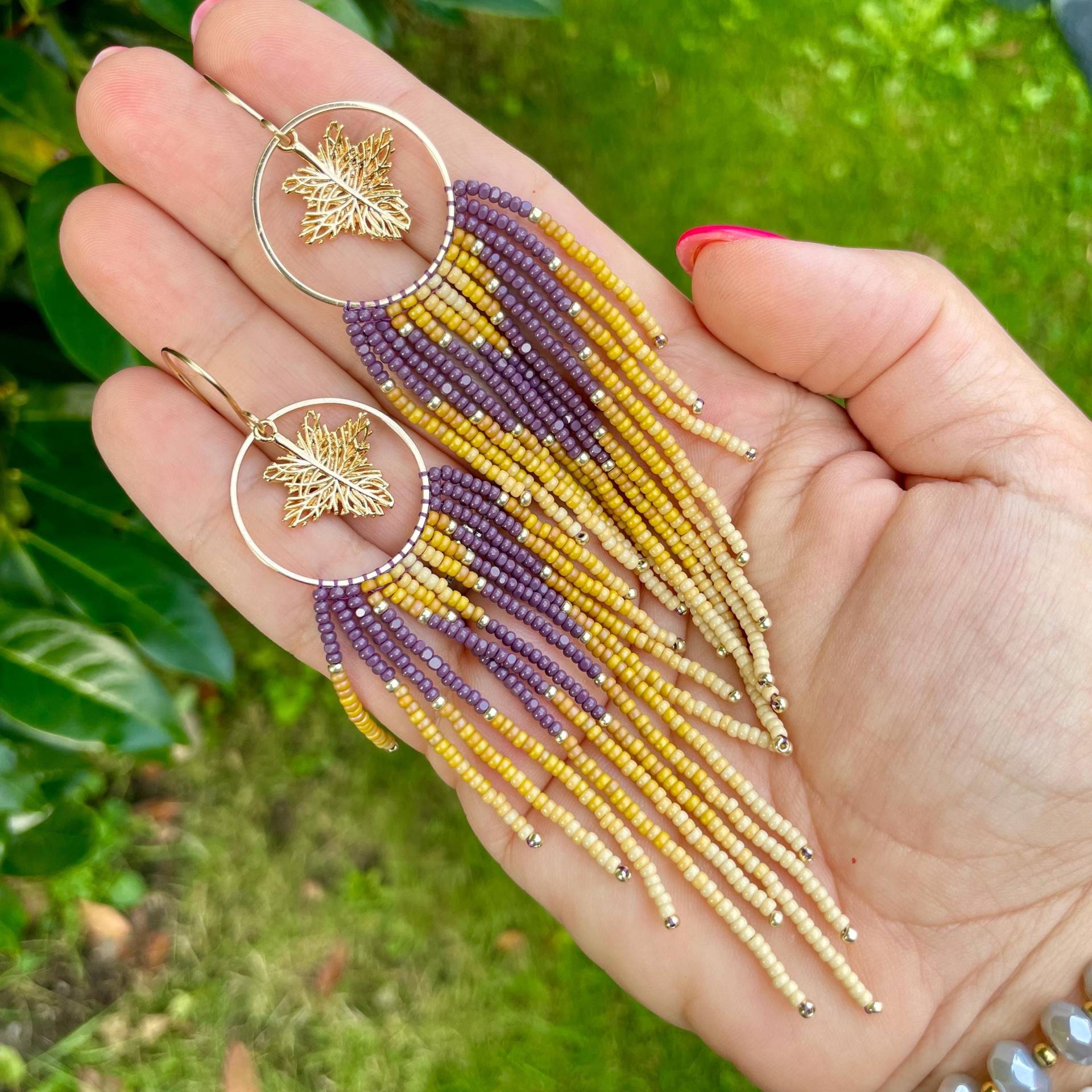 Herbstliche Lange Boho Fransenohrringe Perlenohrringe Aus Gelben Und Lila Samenperlen Mit Ahorn Blatt Anhänger Herbstliche Lange Boho Fransenohrringe Perlenohrringe Aus Gelben Und Lila Samenperlen Mit Ahorn Blatt Anhänger von Ciliabeads