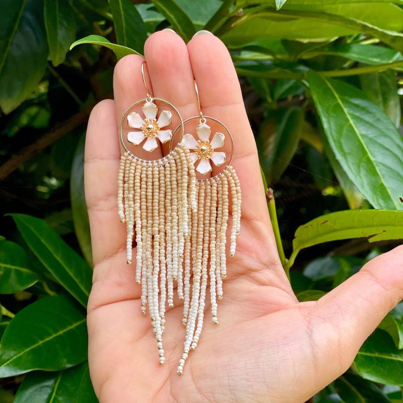 Lange Boho Hochzeit Fransenohrringe Perlenohrringe Aus Glasperlen Beige Mit Auffälligem Blumen Verbinder von Ciliabeads