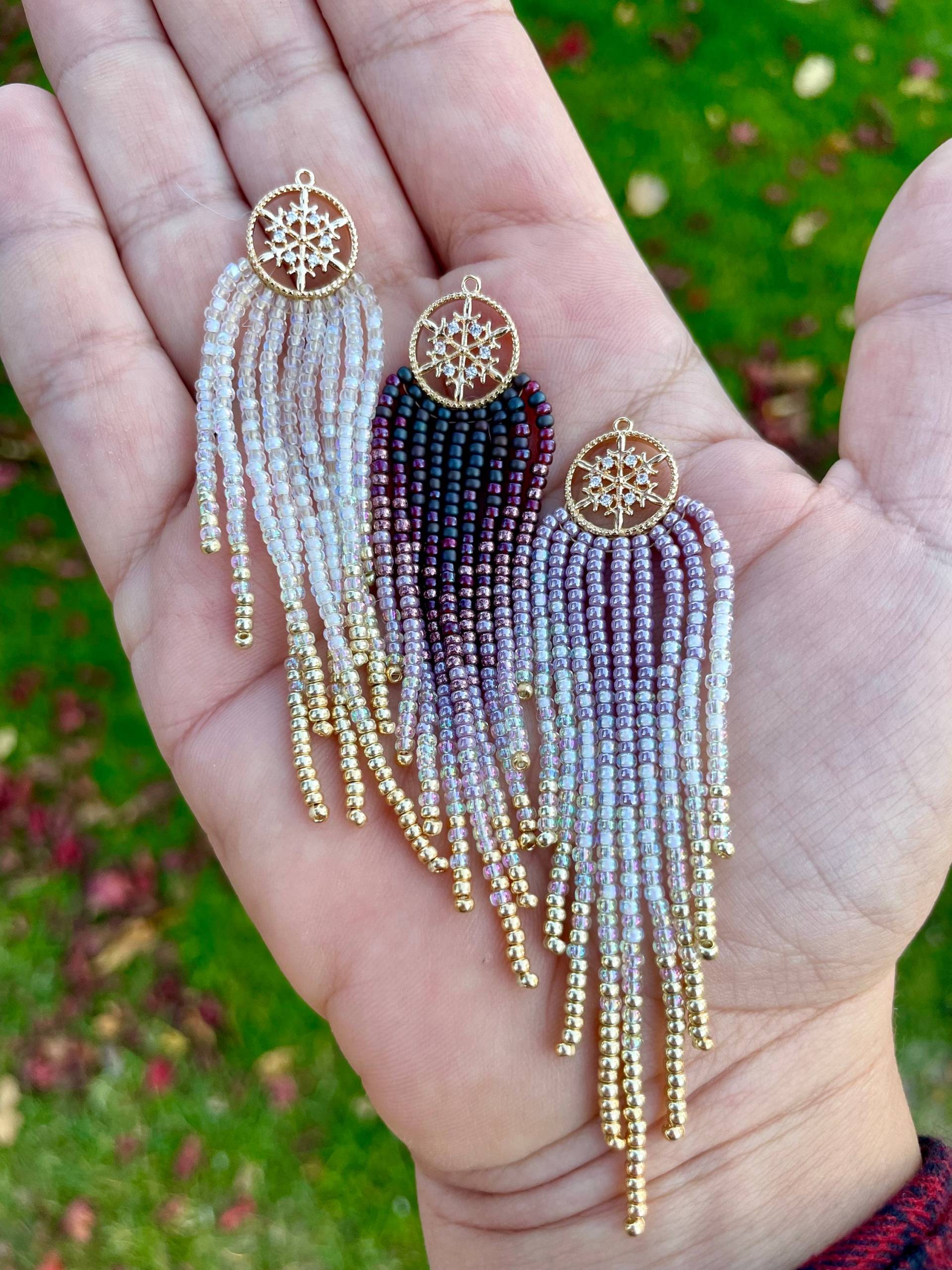 Lange Festliche Winter Fransenohrringe Im Ombre Farbverlauf Aus Samenperlen An Kleiner Schneeflocke von Ciliabeads