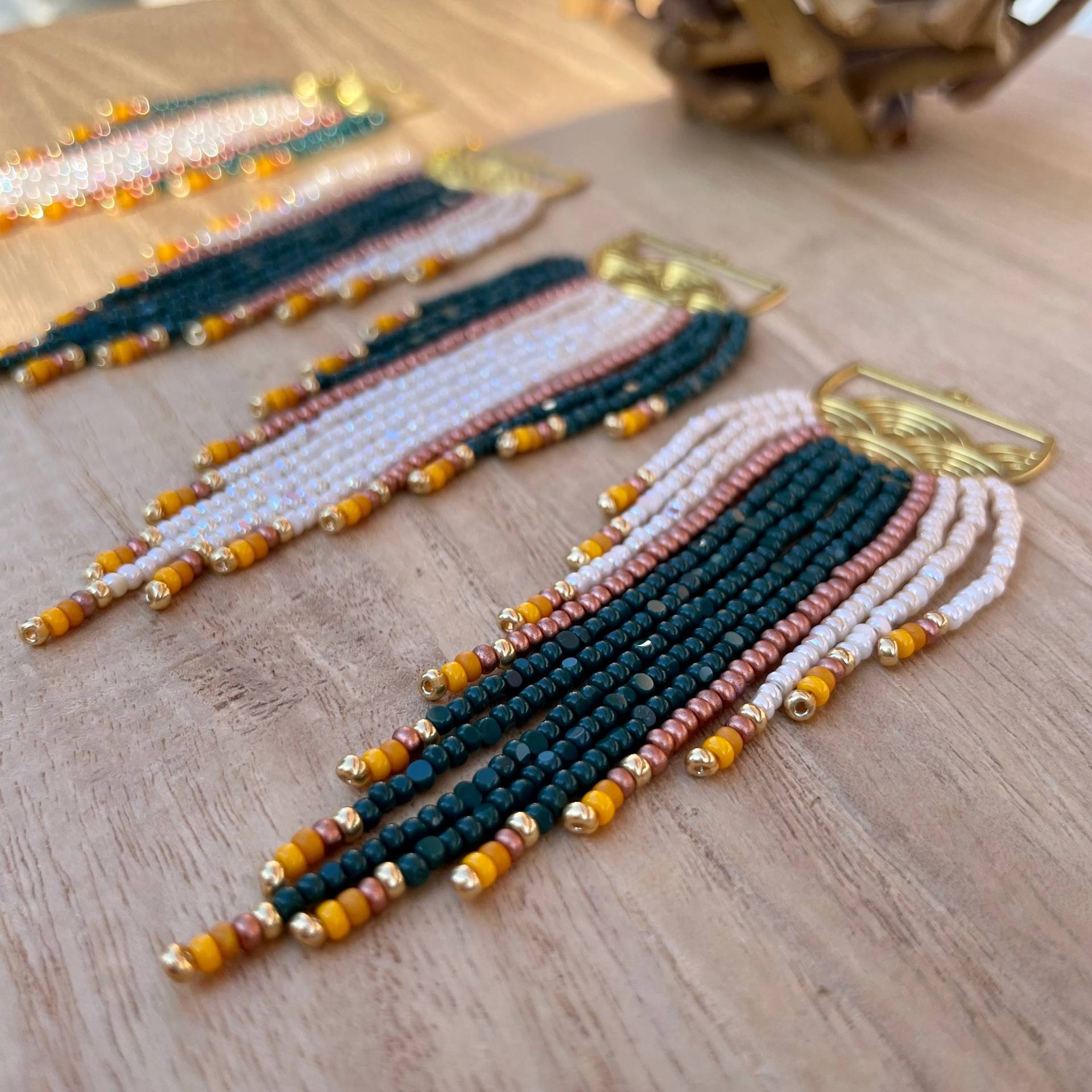 Lange Herbstliche Boho Fransenohrringe Aus Miyuki Glasperlen Grün Weiß Bronze An Vergoldeten Ohrhaken Messing Lange Herbstliche Boho Fransenohrringe Aus Miyuki Glasperlen Grün Weiß Bronze An Vergoldeten Ohrhaken Messing von Ciliabeads
